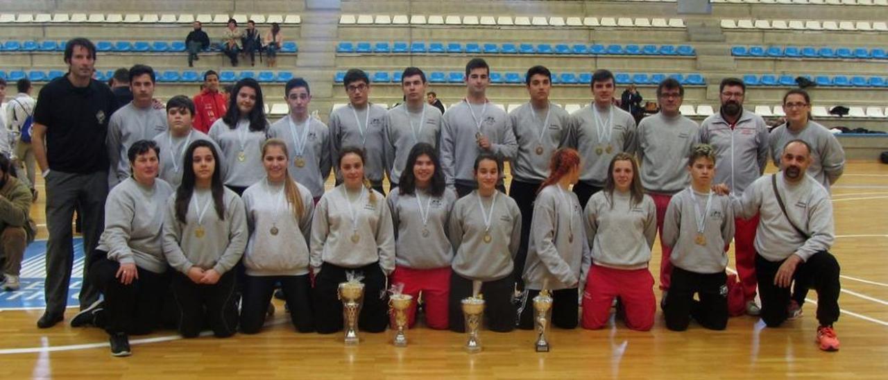 Los deportistas del San Ignacio, con sus trofeos en Santiago. FdV