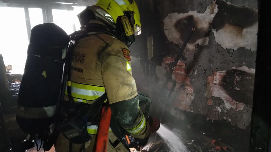 Desalojadas dos personas por un incendio en su vivienda en la calle Turco