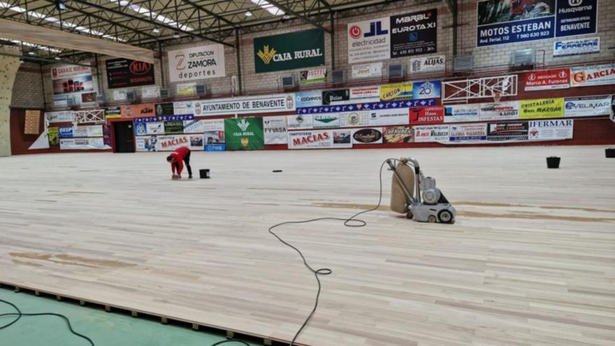 Obras ya retomadas en el pabellón de La Rosaleda de Benavente. | E. P.