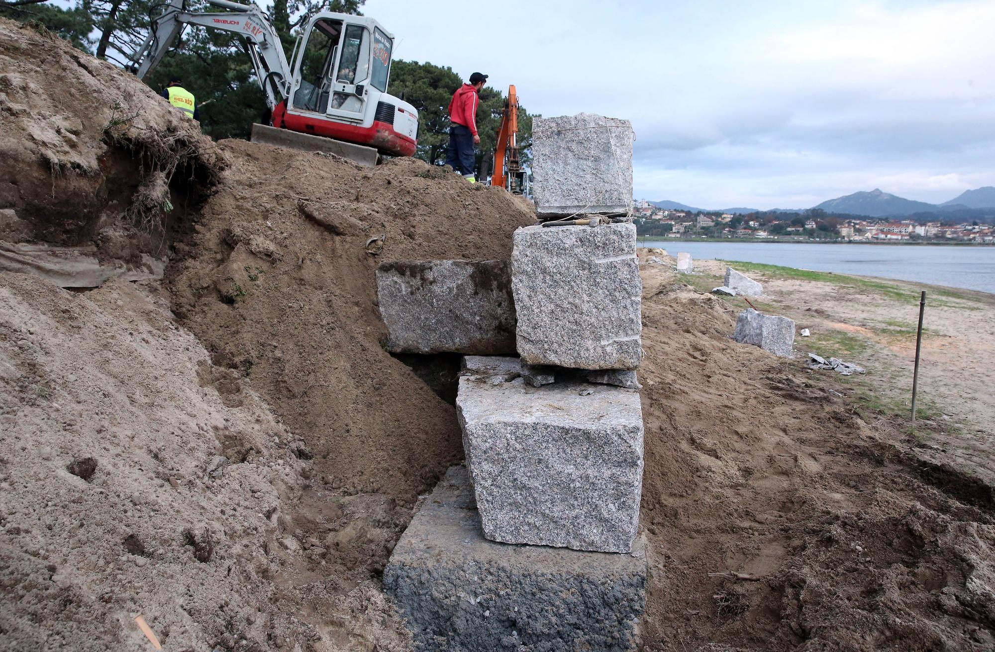 Reparación del muro que rodea el camping de A Ladeira