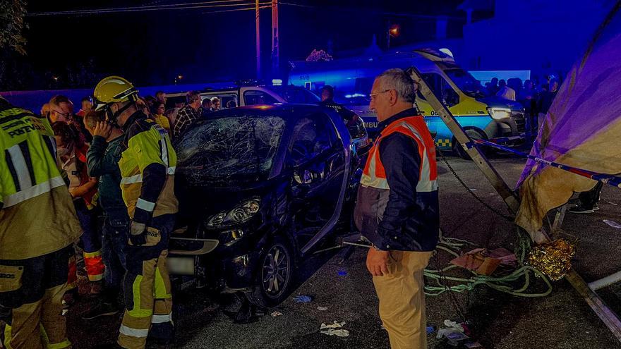 Herida una decena de personas al irrumpir un coche en la carpa de fiestas en Vilanova de Arousa