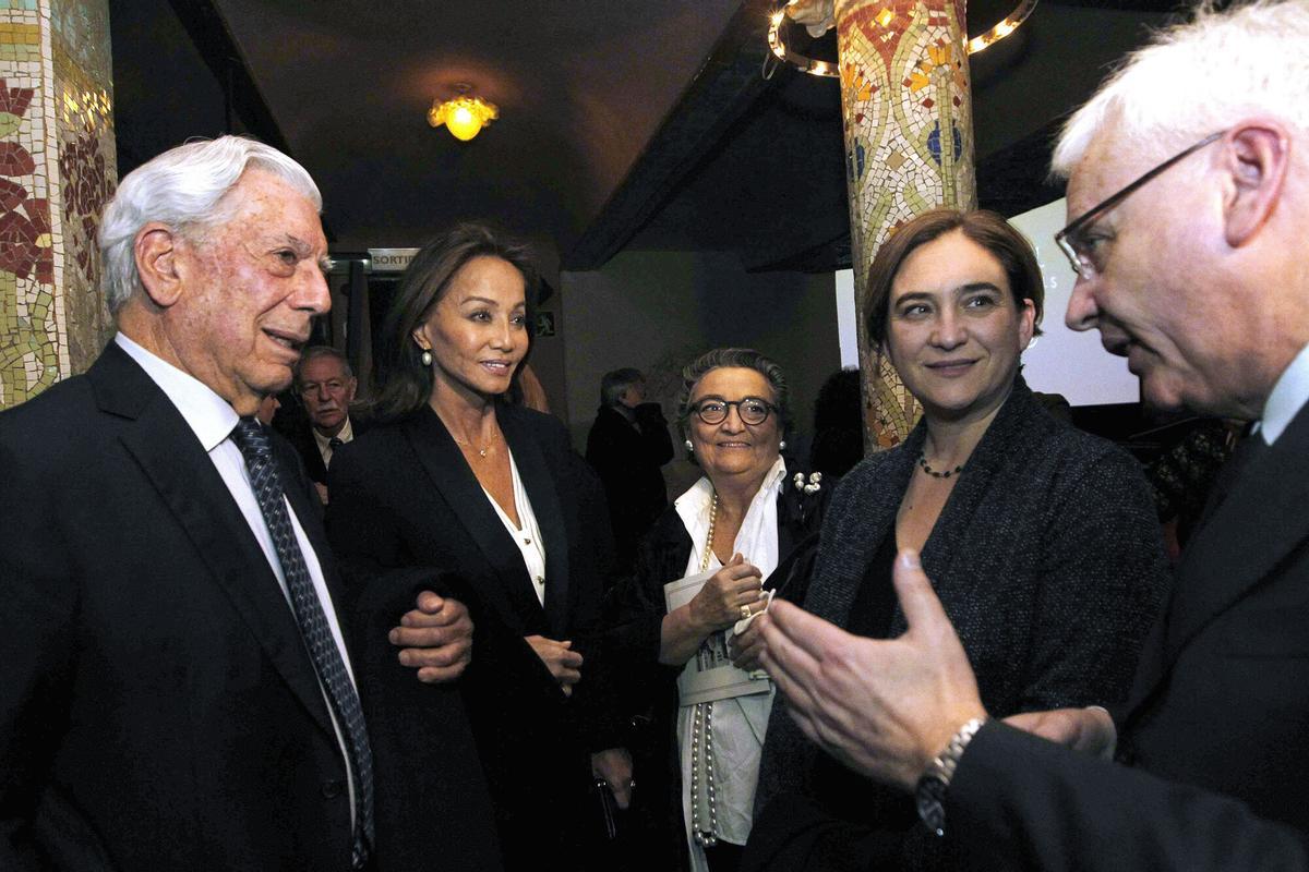 El escritor Mario Vargas Llosa, su pareja Isabel Preysler (2-i), la alcaldesa de Barcelona, Ada Colau (2-d), y el historiador Ferran Mascarell (d) al término del homenaje a la agente literaria Carmen Balcells, fallecida en septiembre, en un acto celebrado en el Palau de la Música en el que se ha proyectado un documental con imágenes inéditas realizado por Leopoldo Pomés.