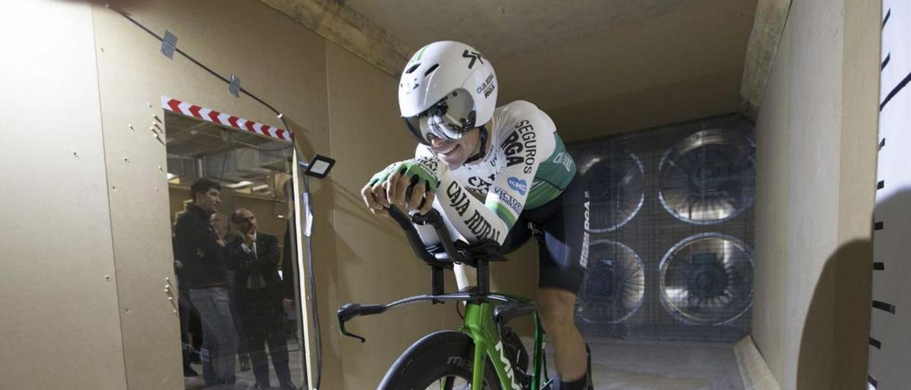 Los ciclistas del Caja Rural prueban el túnel de viento de Barredo: “Sopla muy fuerte”