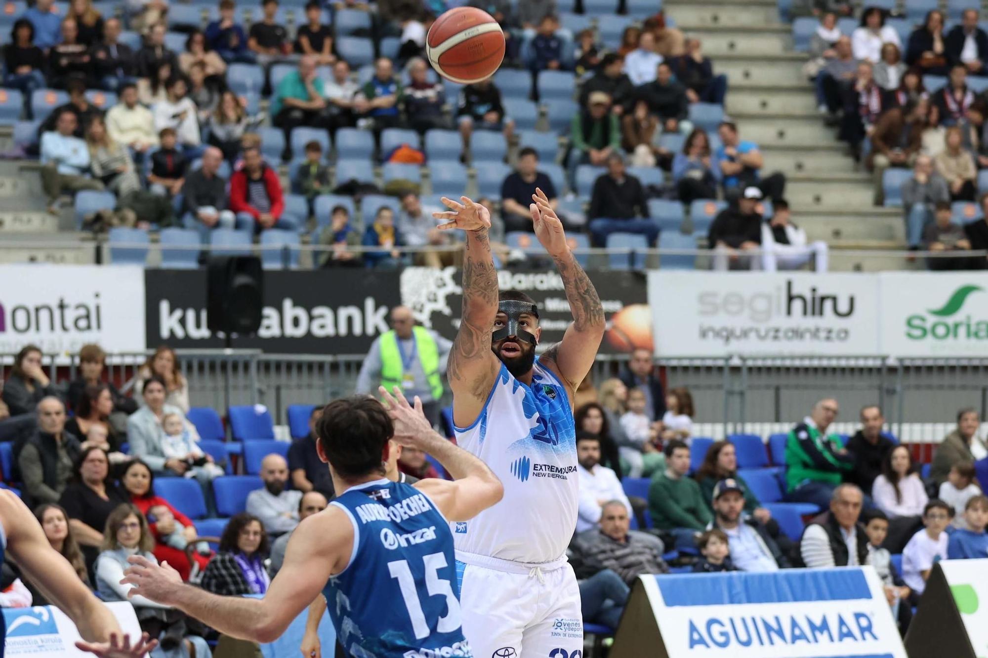 Dikembe André lanza a canasta con una máscara para proteger su nariz.