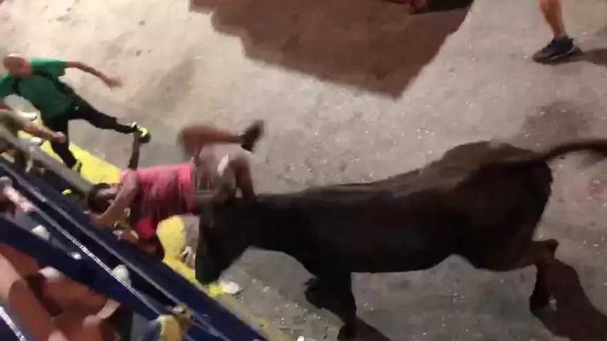 Un hombre sufre una cornada en el brazo en los bous al carrer de Calp