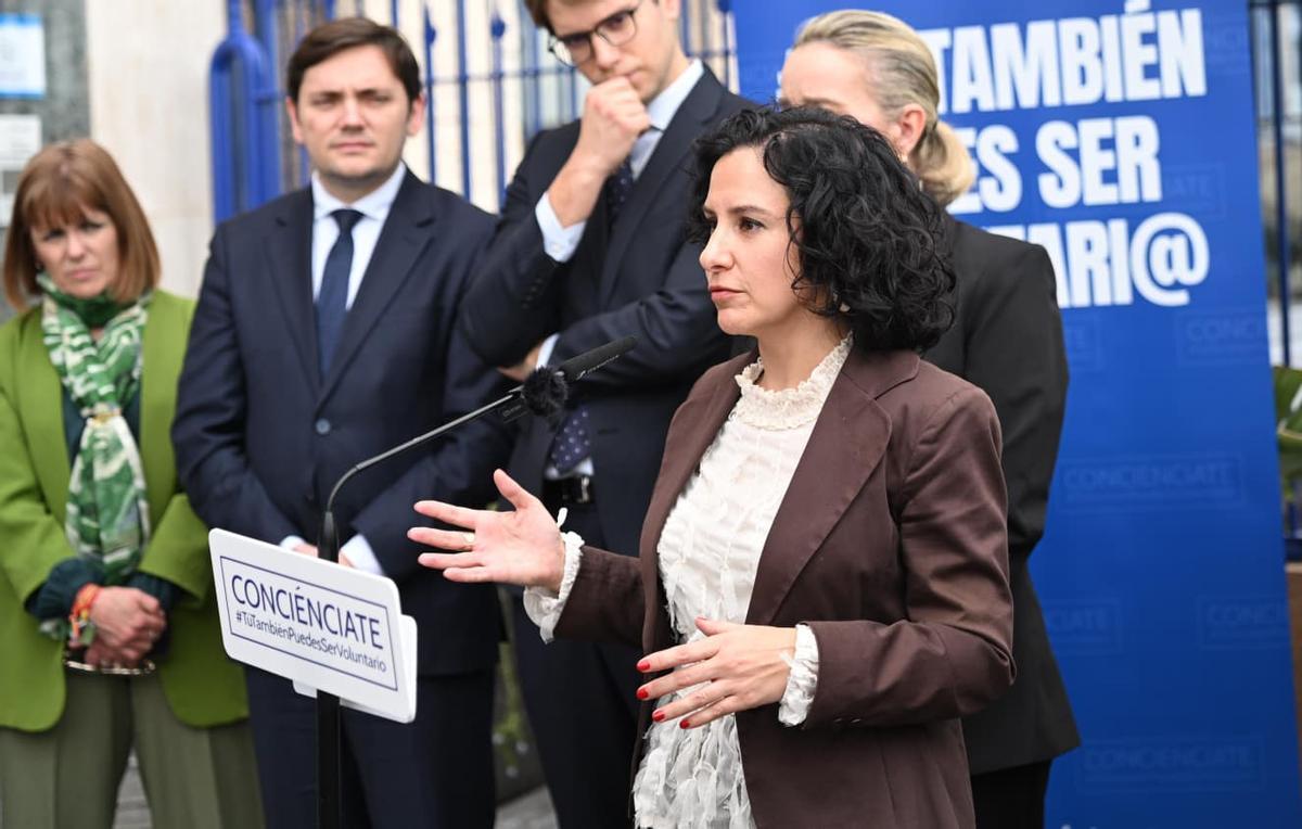 La consellera de Servicios Sociales Elena Albalat durante su visita al centro de pernocta de Conciénciate en Elche