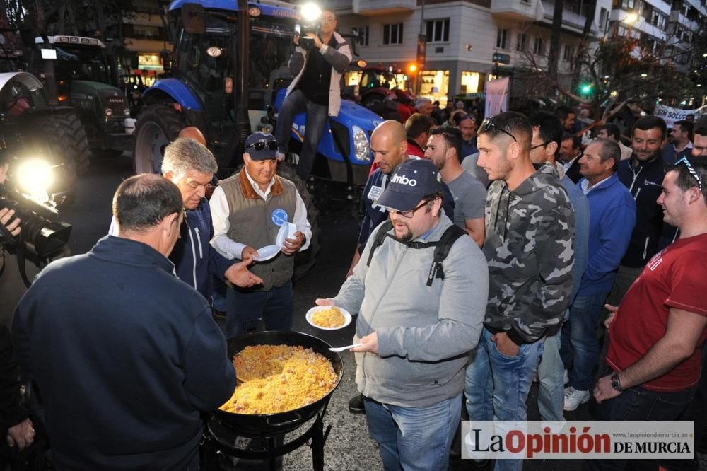 La noche de protesta de los agricultores se pasa con migas