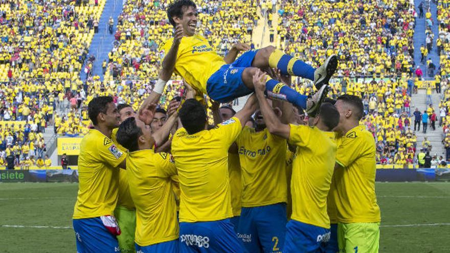 Juan Carlos Valerón es manteado por sus compañeros en el partido de su despedida frente al Athletic