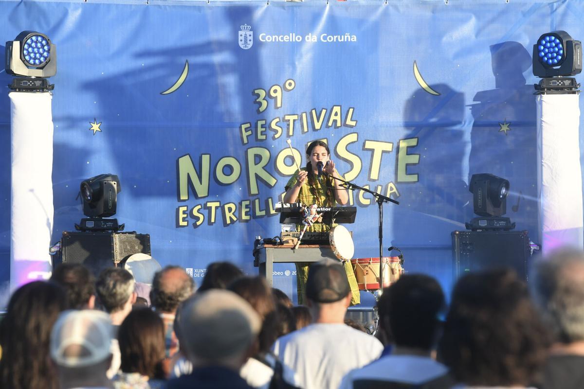 La cantautora y productora portuguesa llevó este jueves al castillo de San Antón una fusión de música tradicional lusa con sonidos electrónicos y sintetizadores durante la segunda jornada del Festival Noroeste Estrella Galicia.