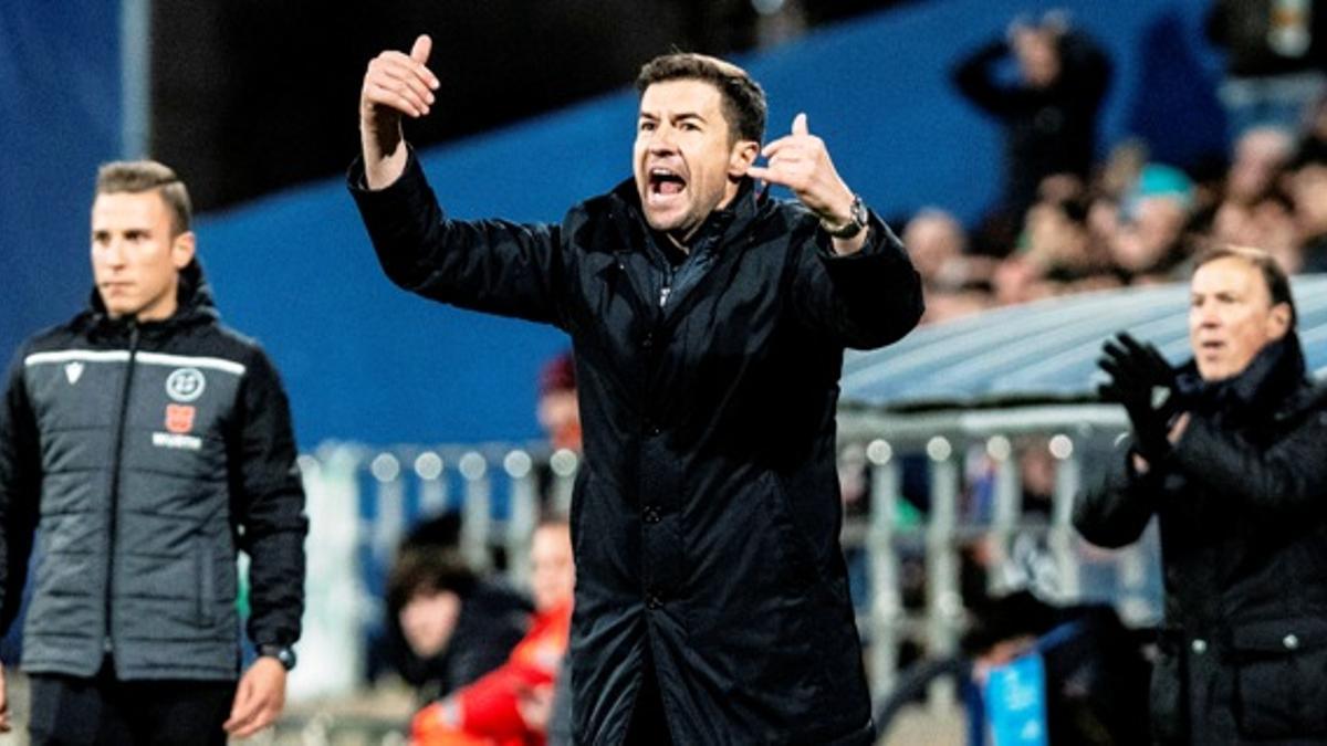Gabi Fernández da instrucciones en la banda de La Romareda ante el Córdoba.