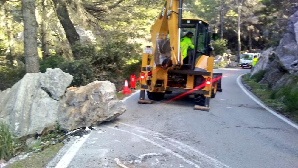 Una gran roca se desploma sobre la carretera de sa Calobra