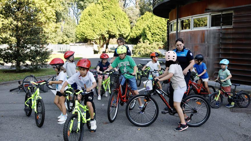 En imágenes: Los más pequeños aprenden educación vial en el Parque Infantil de Tráfico de Gijón