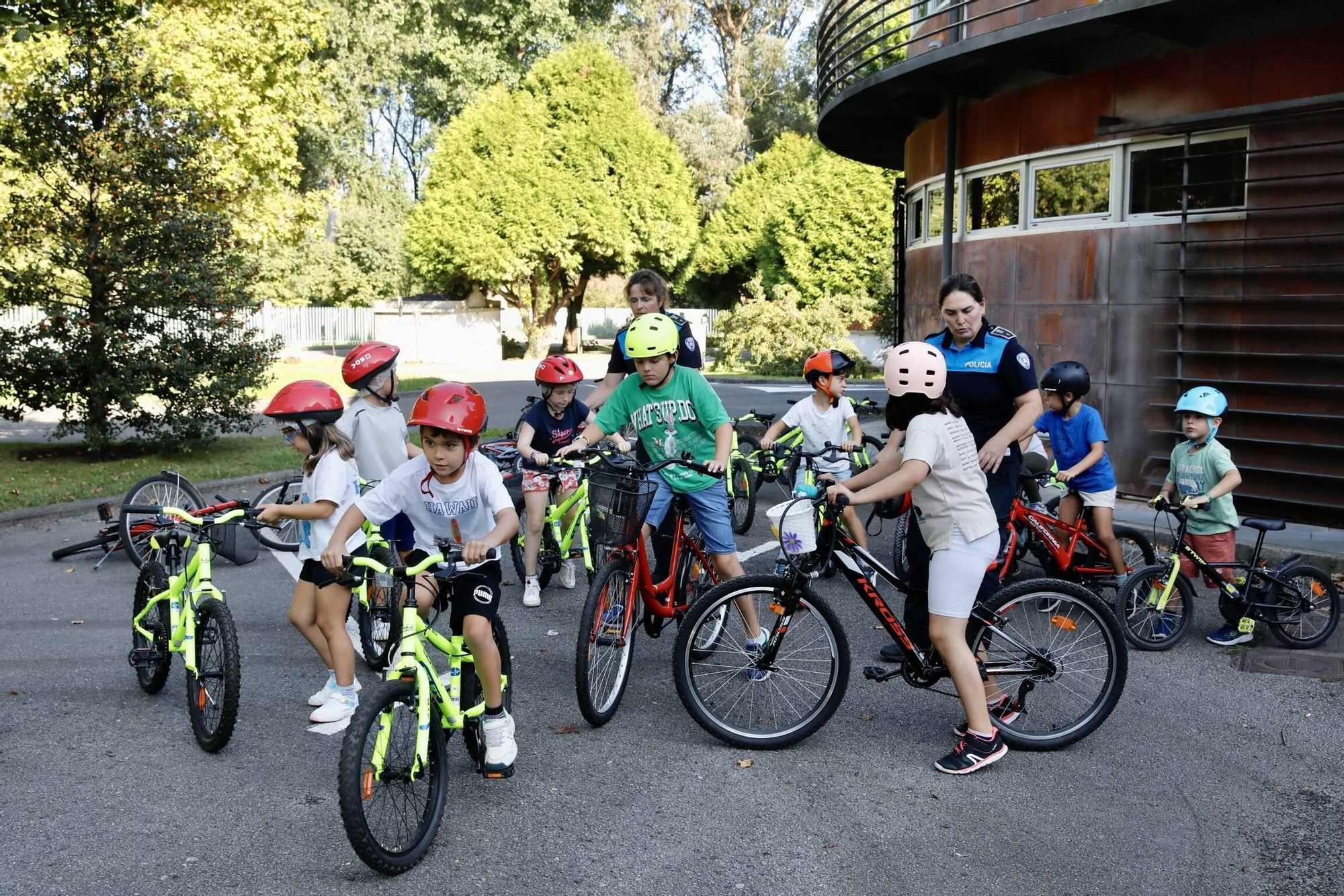 En imágenes: Los más pequeños aprenden educación vial en el Parque Infantil de Tráfico de Gijón