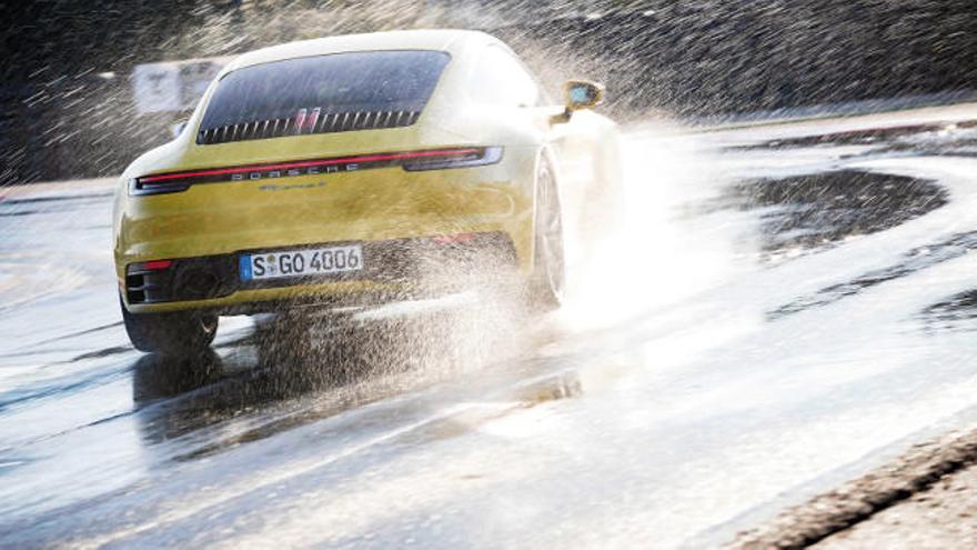 ACTIVACIÓN MANUAL. Se puede activar manualmente para incrementar la estabilidad con nieve. PORSCHE