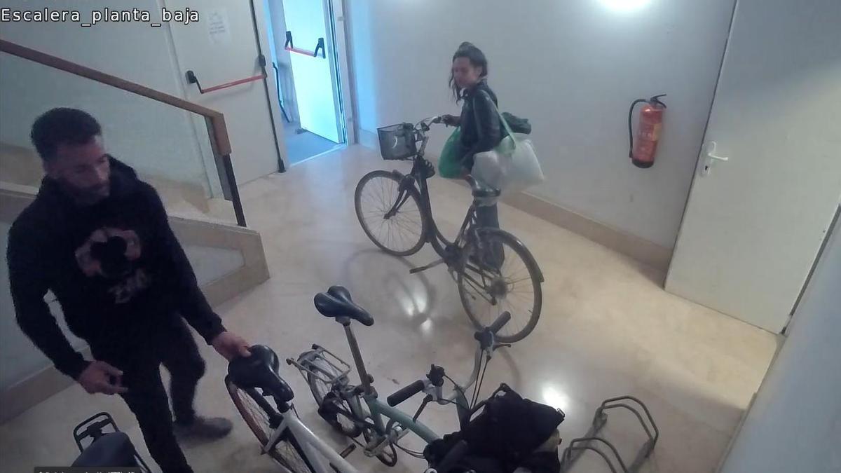 Momento en el que dos descuideros se llevan unas bicicletas de un edificio de oficinas de Palma, grabados por una cámara de seguridad.