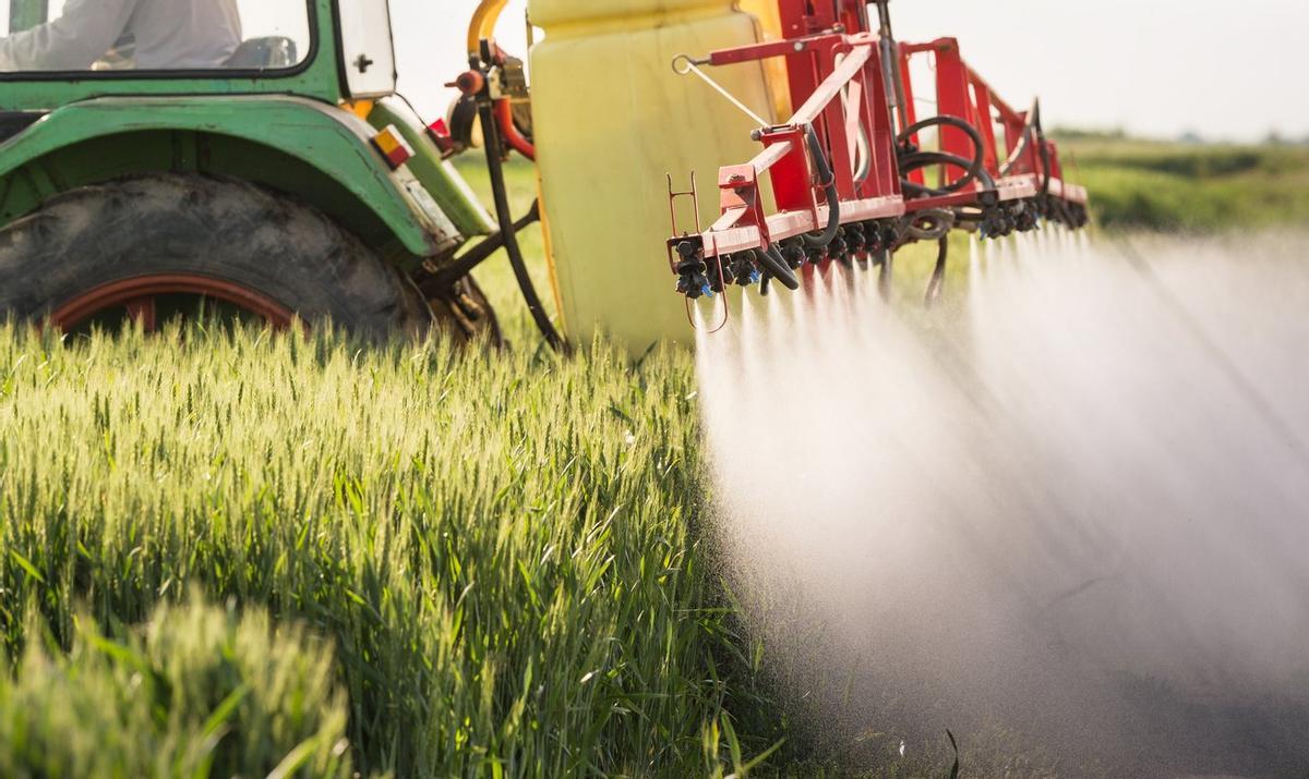 Aplicación de pesticidas en un campo agrícola