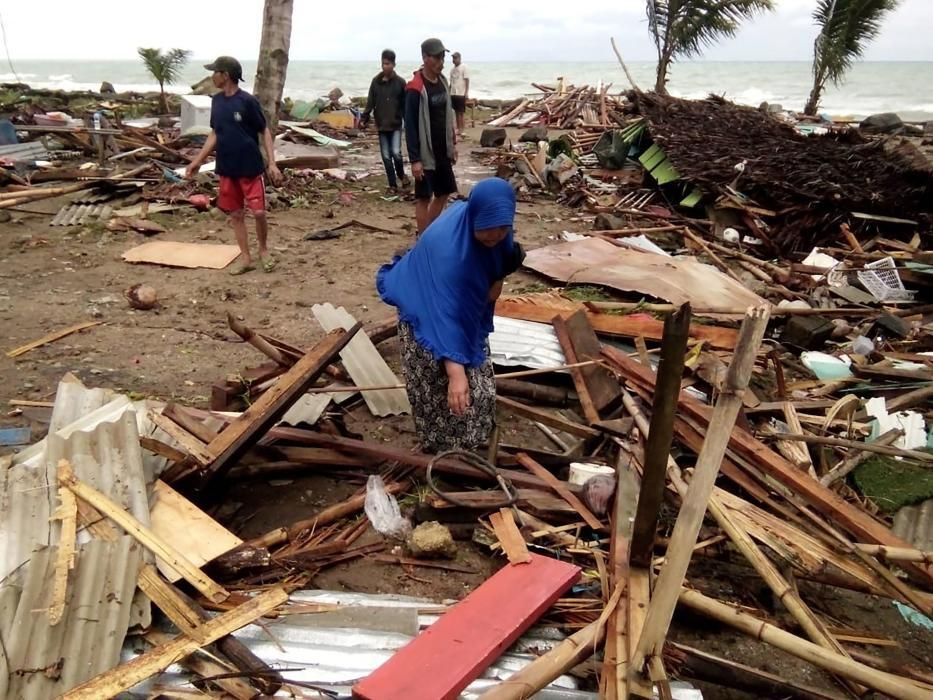 Tsunami amb desenes de víctimes a Indonèsia