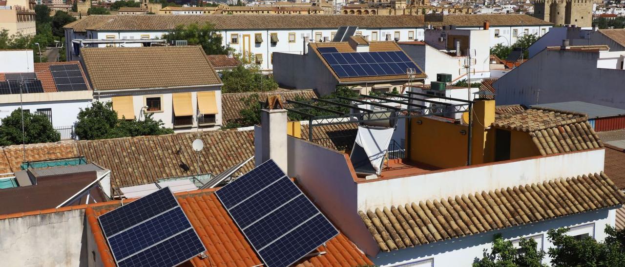 Placas solares instaladas en los tejados del barrio de Fray Albino.