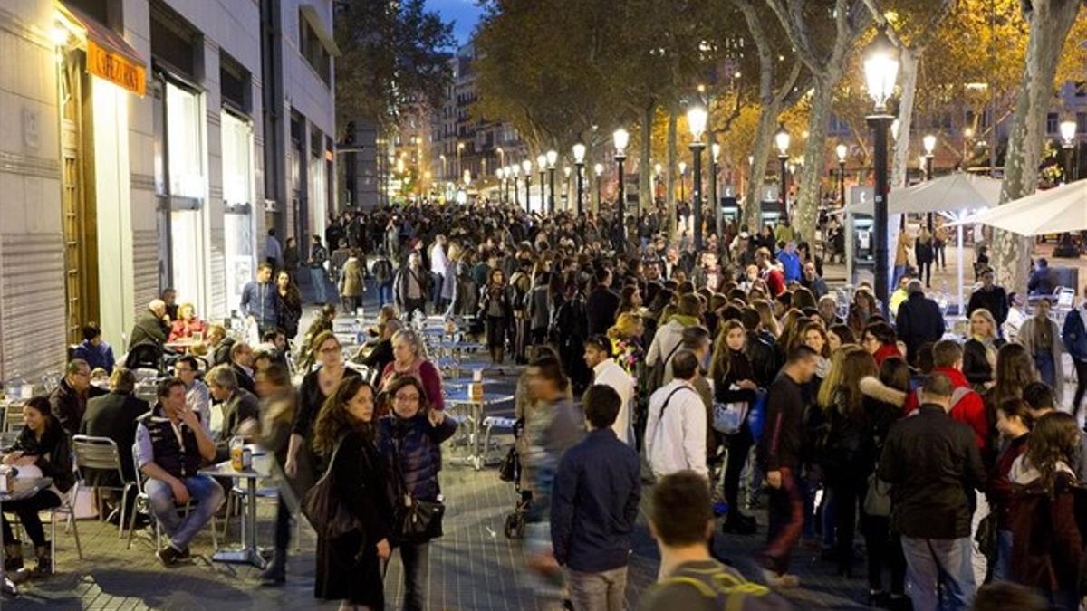 Cola para acceder a la tienda Urban Outfitters de Barcelona en su estreno.