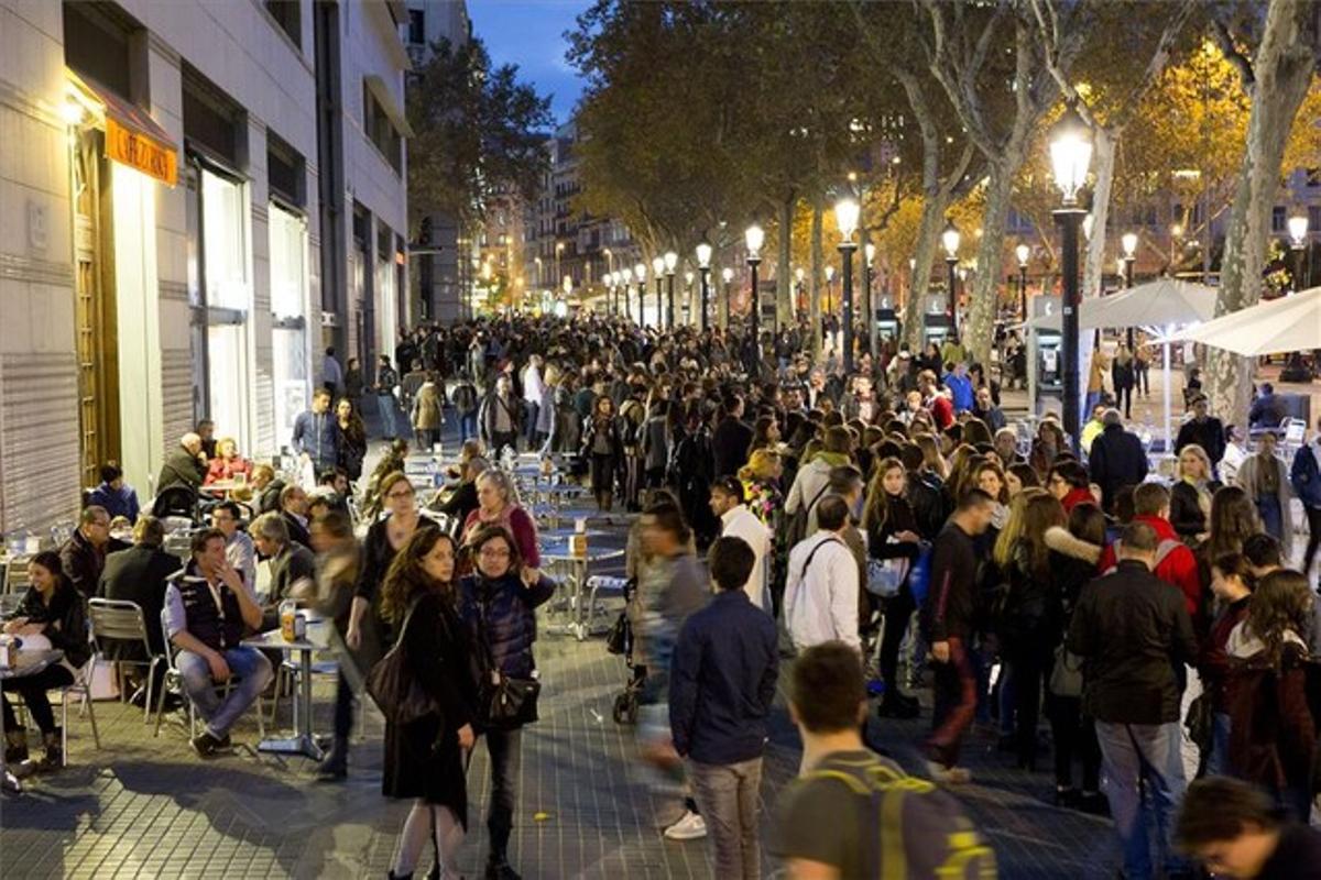 Cua per accedir a la botiga Urban Outfitters de Barcelona en la seva estrena.