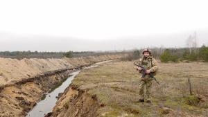 Soldados ucranianos patrullan en la militarizada frontera entre Ucrania y Bielorrusia.