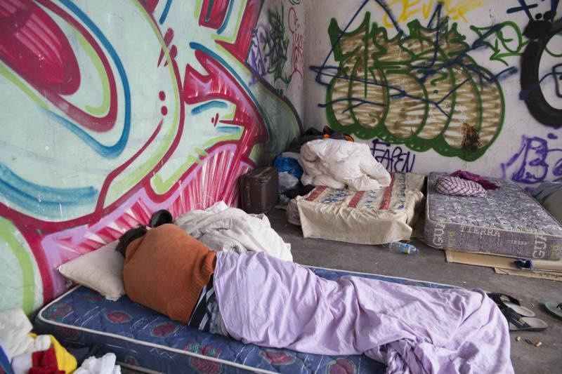 Inmigrantes que duermen en el Viera y Clavijo