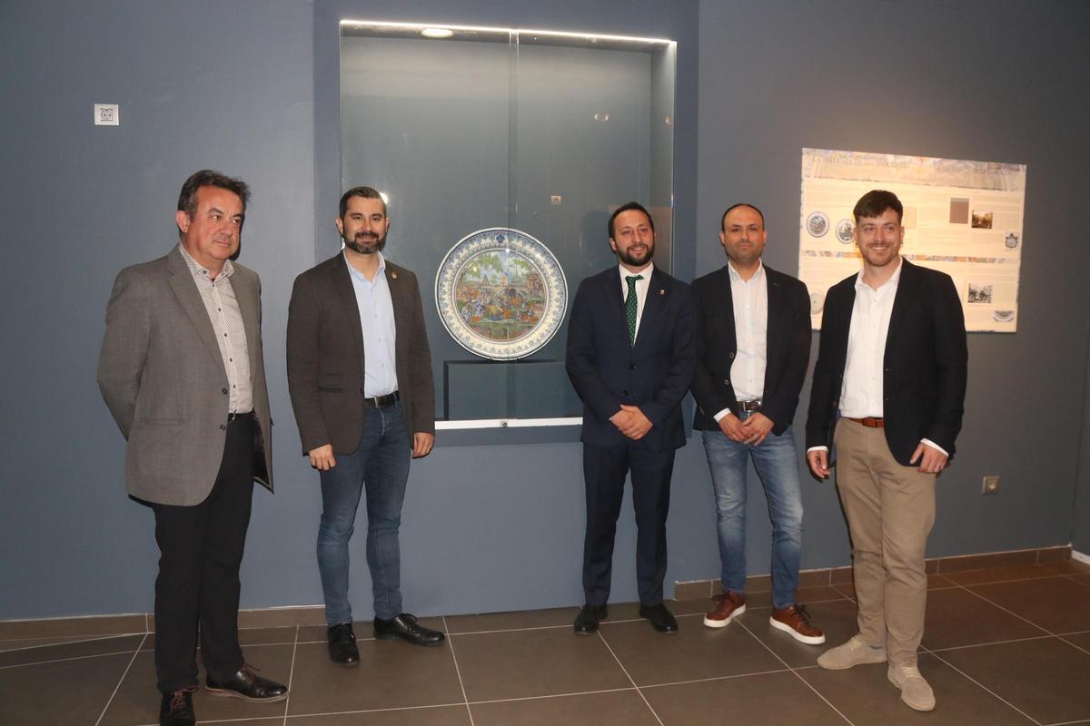 El Museo de la Cerámica ha acogido este jueves la inauguración del ciclo 'La excelencia vuelve a casa' con la pieza 'La Matanza de los Inocentes'.