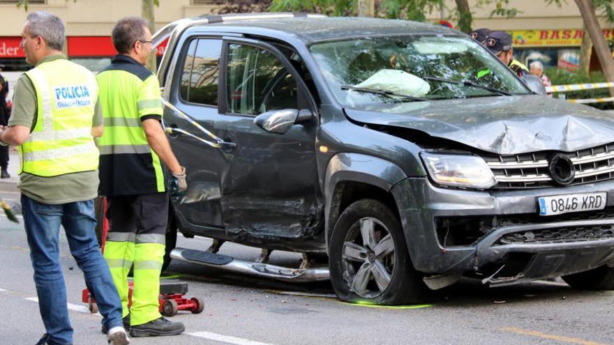 Un dels cotxes accidentats al carrer compte Urgell a la cruïlla amb Aragó.