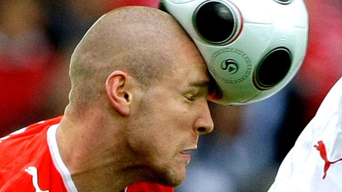 El futbolista suís Phillippe Senderos toca la pilota amb el cap durant un partit que la seva selecció va disputar contra la selecció de la República Txeca.