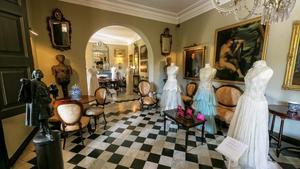 El salón principal de la Casa Rocamora, con los vestidos de novia de la Fundació Montpalau