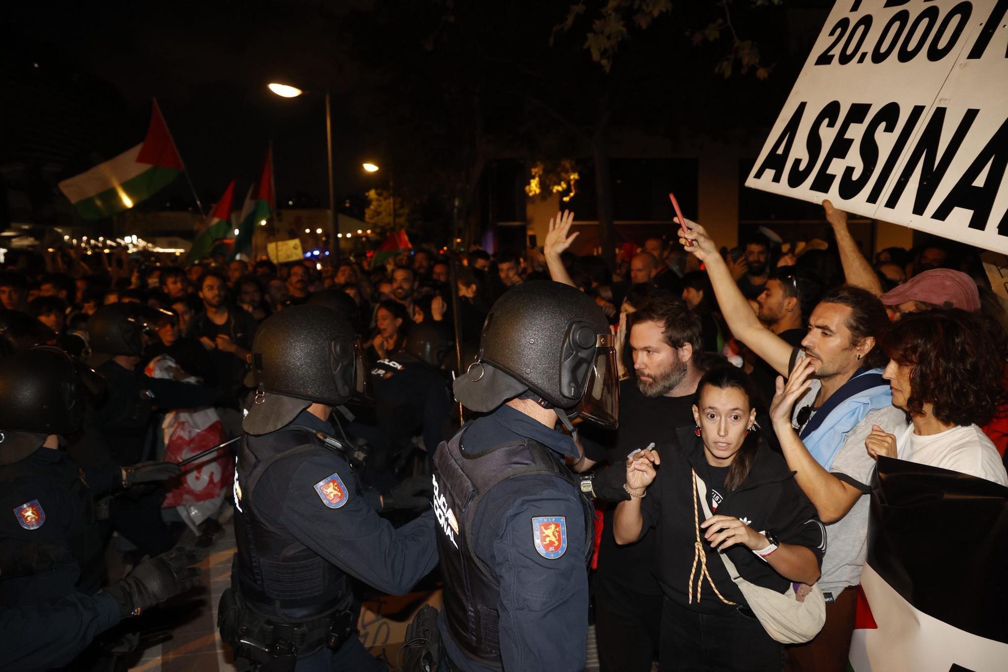Enfrentamientos entre policía y manifestantes ante un Roig Arena blindado