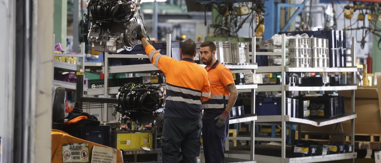 Dos operarios en una planta industrial asturiana.