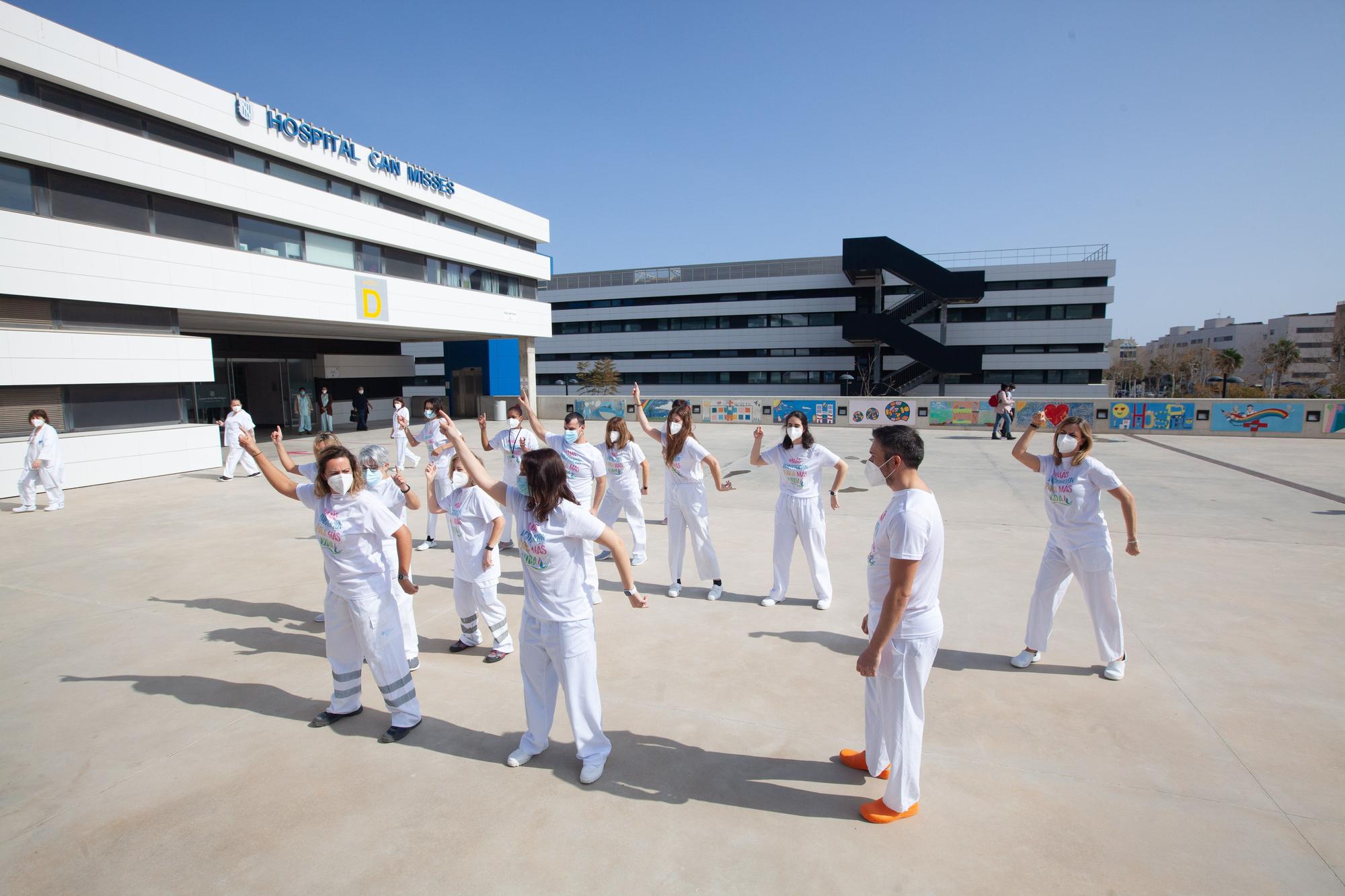 Personal del Hospital Can Misses, en Ibiza, baila la coreografía de 'El Hormiguero'