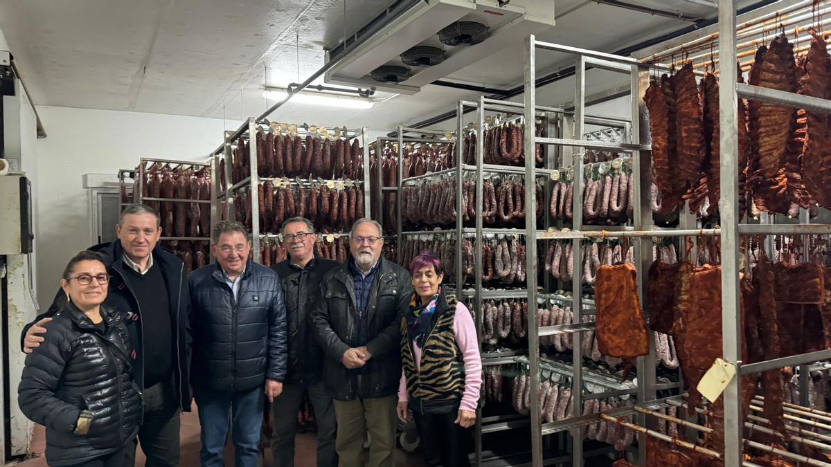 Representantes institucionales visitan la empresa Puente Robles Jamones y Embutidos radicada desde hace casi 40 años en Fermoselle.