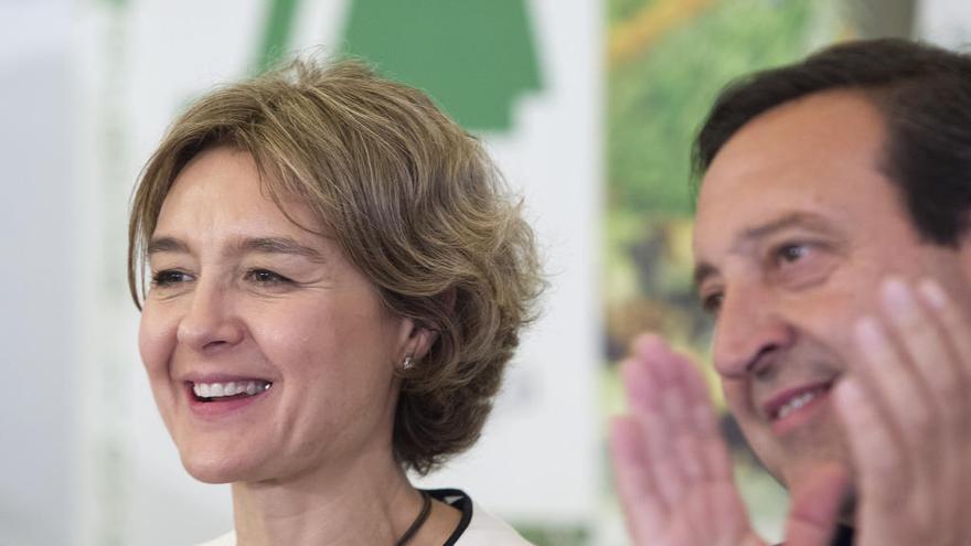 La ministra de Agricultura y Pesca, Alimentación y Medio Ambiente, Isabel García Tejerina (c), y el presidente nacional de Asaja, Pedro Barato (d), durante el acto del 40 aniversario de ASAJA Málaga