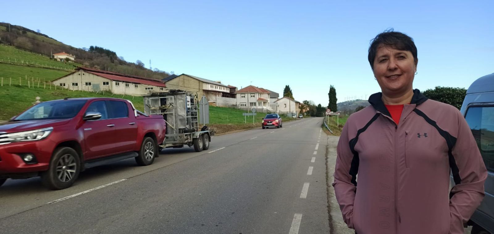 Mirta García junto a la carretera AS-216 en El Pedregal.