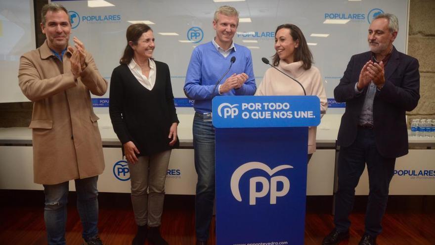 Domínguez junto a la cúpula del PP provincial en la noche electoral de ayer.