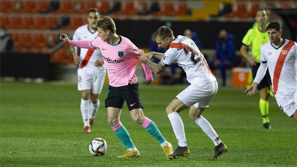 De Jong, en un lance del partido en Vallecas