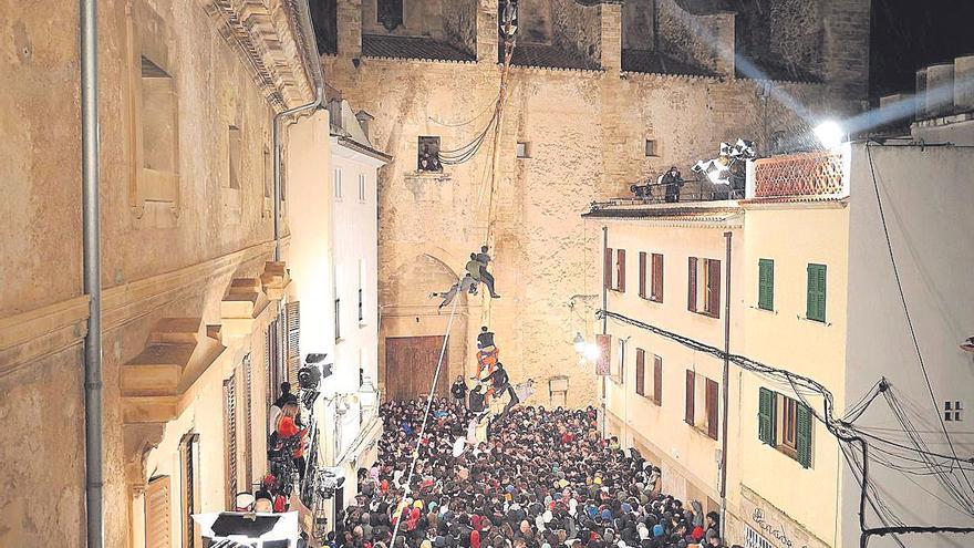 Bei Wind und Regen: So war das gefährliche Maibaumkraxeln zu Sant Antoni in Pollença auf Mallorca