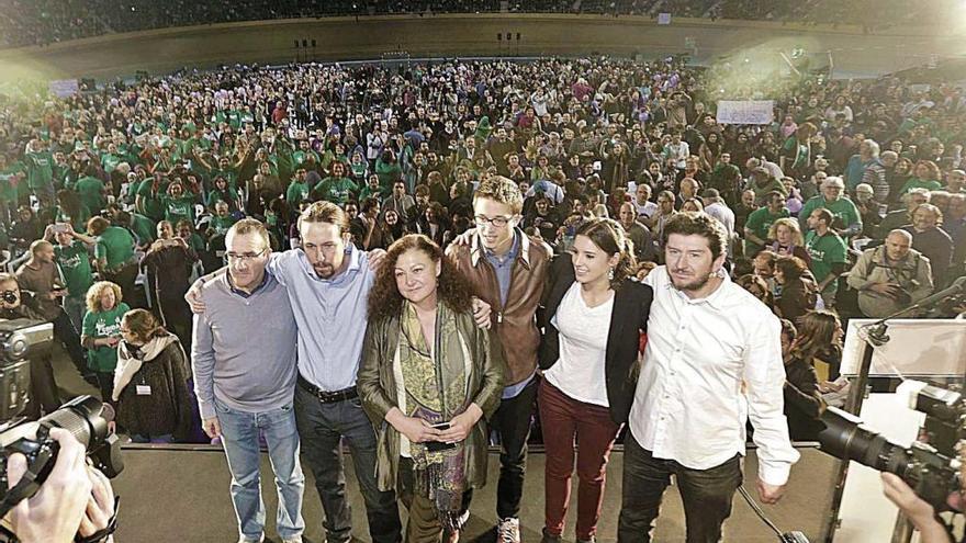 Yllanes, Iglesias, De la Concha, ErrejÃ³n, Montero y Jarabo, en su acto en el Palma Arena en 2015.