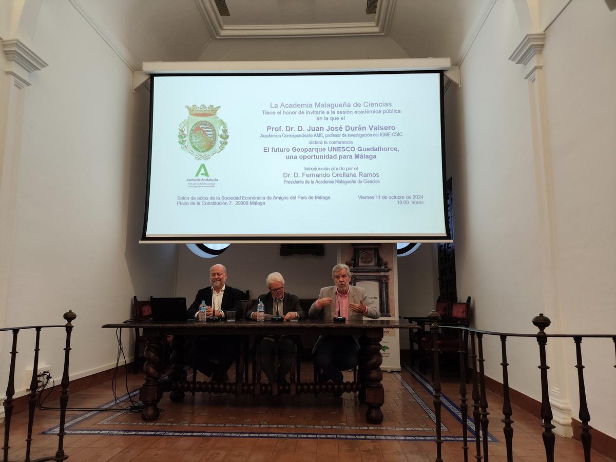 Presentación del proyecto de Geoparque en la Económica, con Juan José Durán, primero por la izquierda.