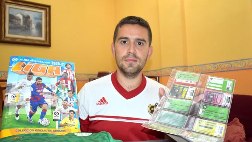 Juan Carlos Ojeda posa con una pequeña muestra de su colección de cromos y carnets del Villanovense.