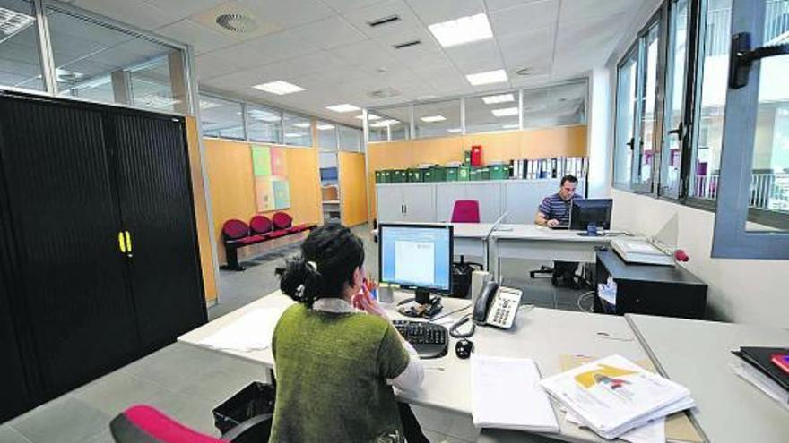 Trabajadores en las dependencias del CeCodet, dentro del edificio de investigación del campus de Mieres.