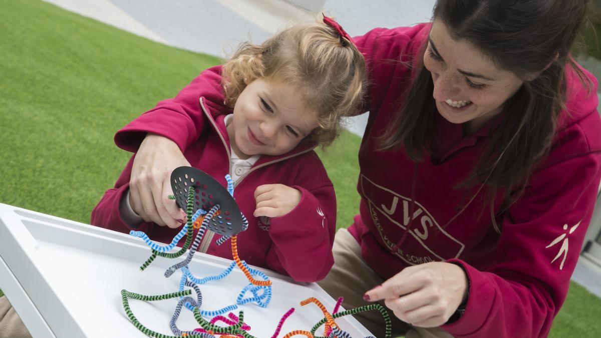 Una alumna del Julio Verne School junto a su teacher.