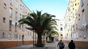 El Prat de Llobregat 10/12/2016 Politica Ambiente en el barrio de Sant Cosme, para un reportajer que constata que a más pobreza, mayor abstención. FOTO de RICARD CUGAT