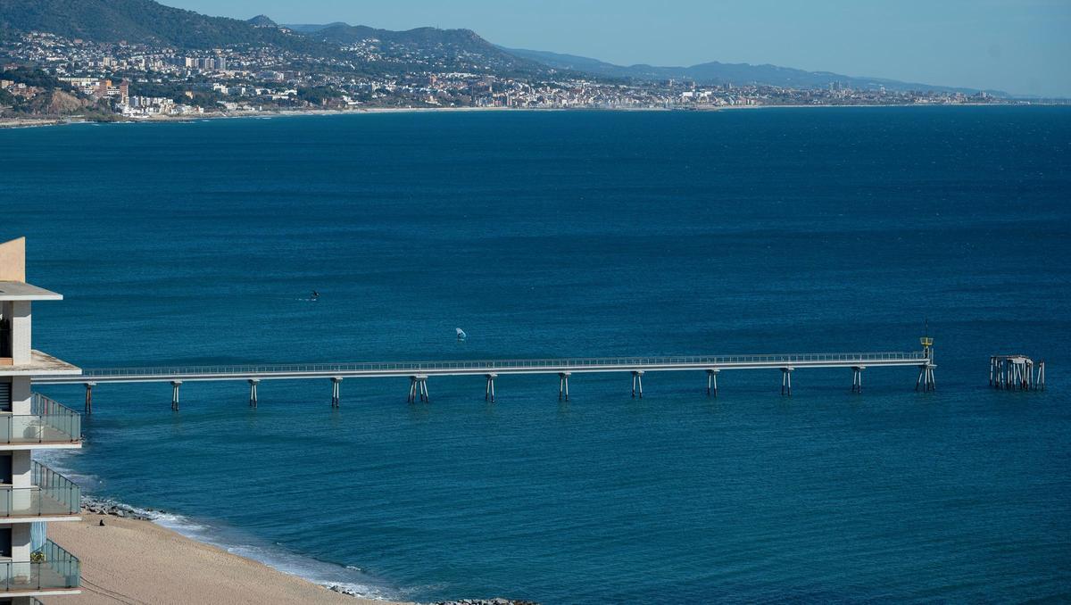 Vista del Pont del Petroli, aún partido en dos, en Badalona.