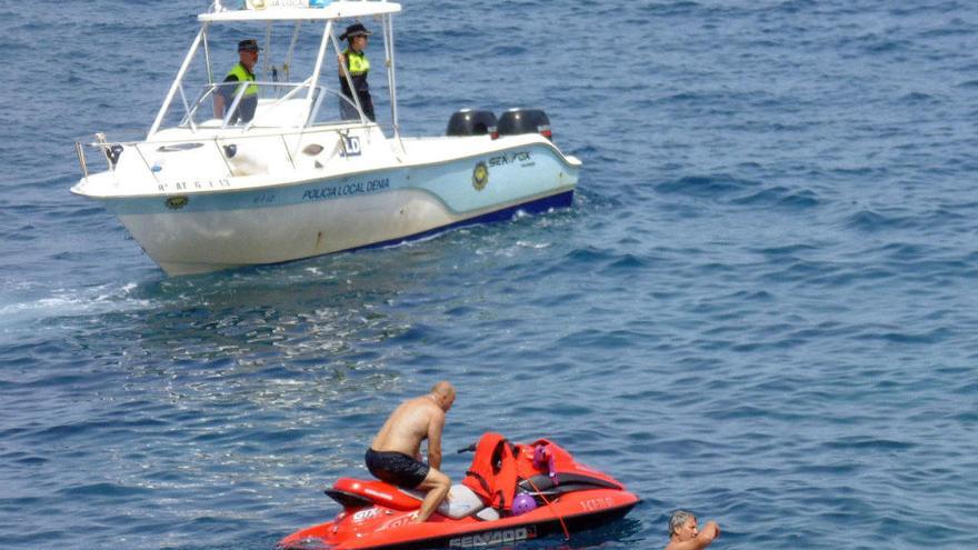 La policía de Dénia echa de la Cova Tallada a dos usuarios de motos de las aguas