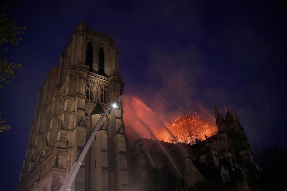 Un incendi crema Notre Dame de París