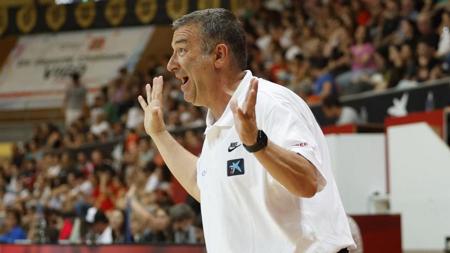 Miguel Méndez da instrucciones durante la última visita de la selección a Vigo. |  // RICARDO GROBAS