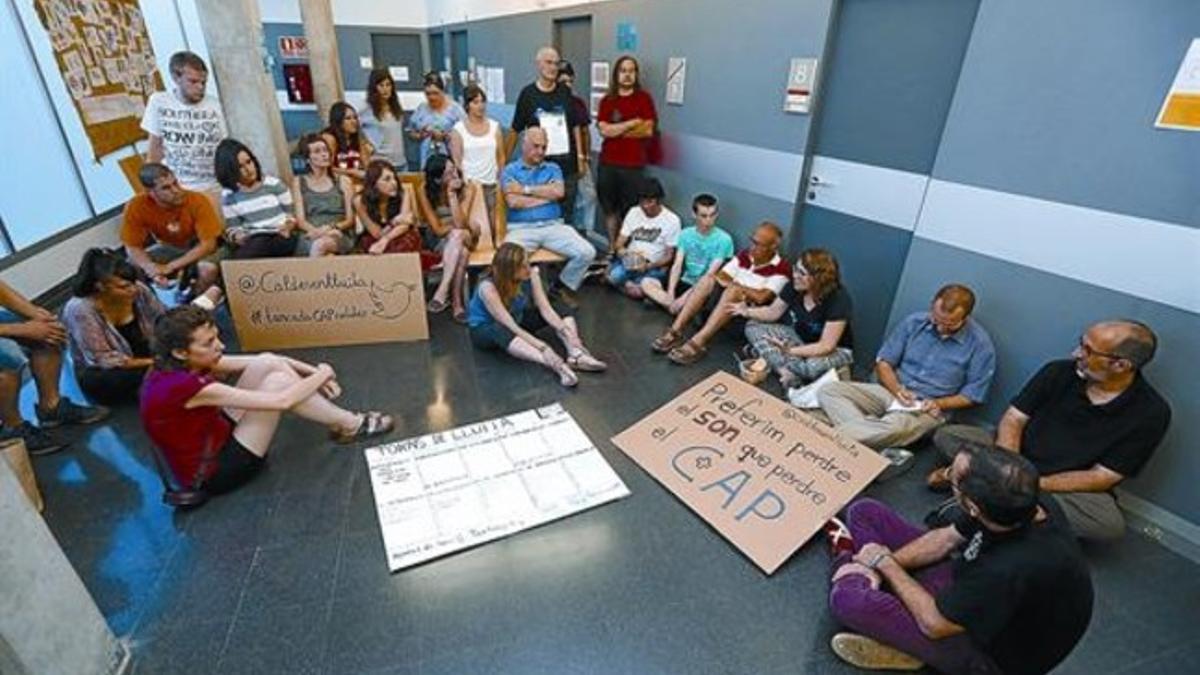 Encierro 8Asamblea de los vecinos de Caldes de Montbui que protestan por el cierre nocturno del CAP.